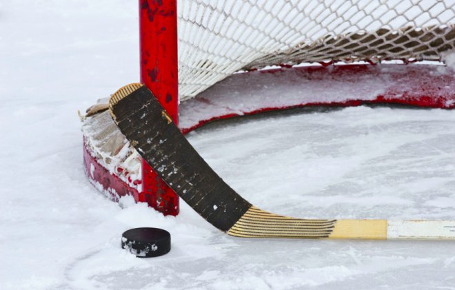 Хокеен вратар почина по време на мач