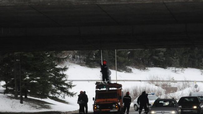 Опасни висулки стърчат над Околовръстното (Снимка)