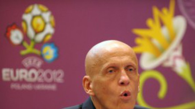 УЕФА поиска от съдиите да се включат в битката с черното тото