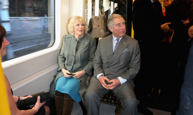 Принц Чарлз за пръв път се качи на лондонското метро (Снимки) 