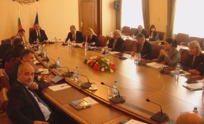 В министерствата пак си раздали бонуси