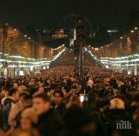 Десетки хиляди се събраха в полунощ на булевард 