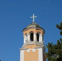 Свещеник събира бездомни и самотни да посрещнат заедно Нова година