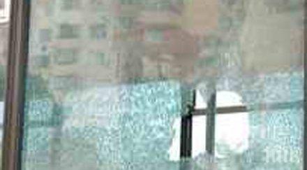 вандал милост чупи прозорци студа