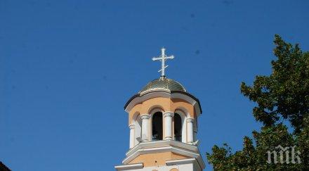 свещеник събира бездомни самотни посрещнат заедно нова година