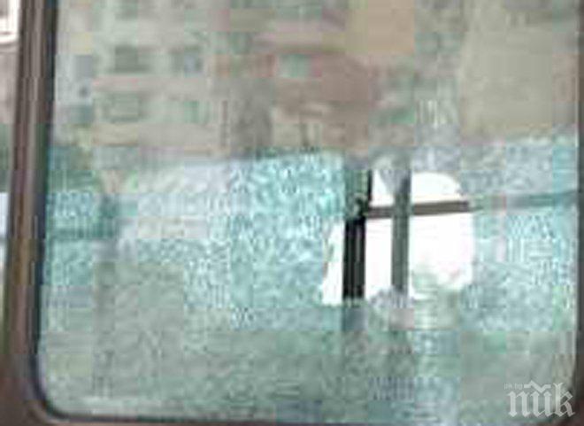 Вандал няма милост, чупи прозорци в студа