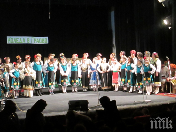Концертът Коледа в Граово събра десетки в Перник