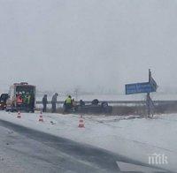 Заради поледицата: Кола се обърна по таван край Бургас