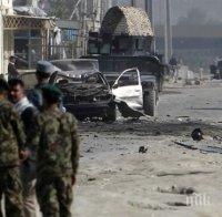 Терорист се е взривил край летището на Кабул