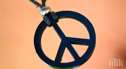 гигантски знак мира гърция спасителни жилетки