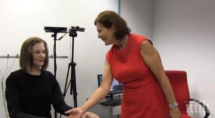 роботът започва работа рецепцията университет видео