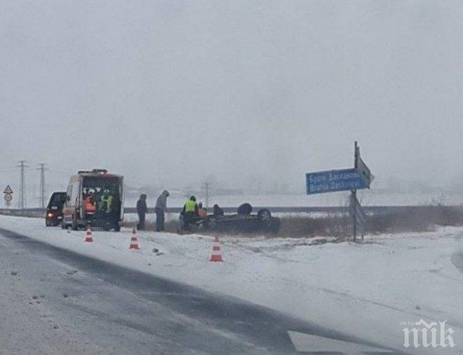 Заради поледицата: Кола се обърна по таван край Бургас