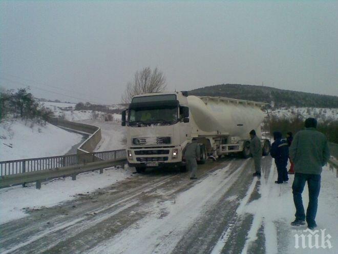 Задължителни вериги за камионите през Обзорски проход