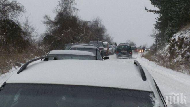 Вижте кадри от задръстването на прохода Петрохан (снимки)