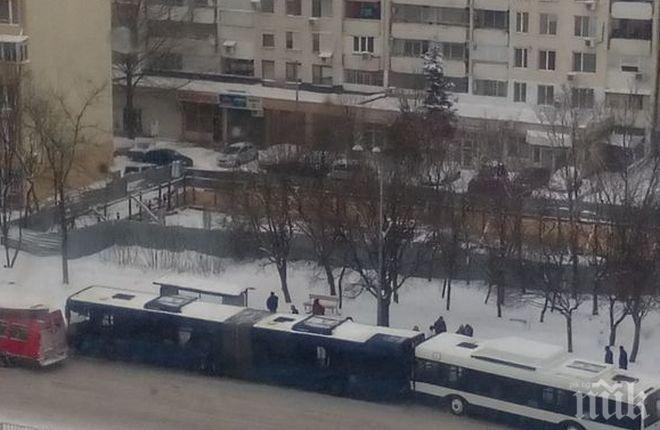 Автомеле между два автобуса в Бургас (снимки)