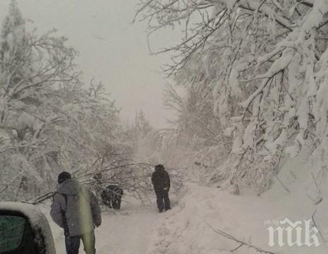 Пътници преспаха в читалище заради проблем на пътя
