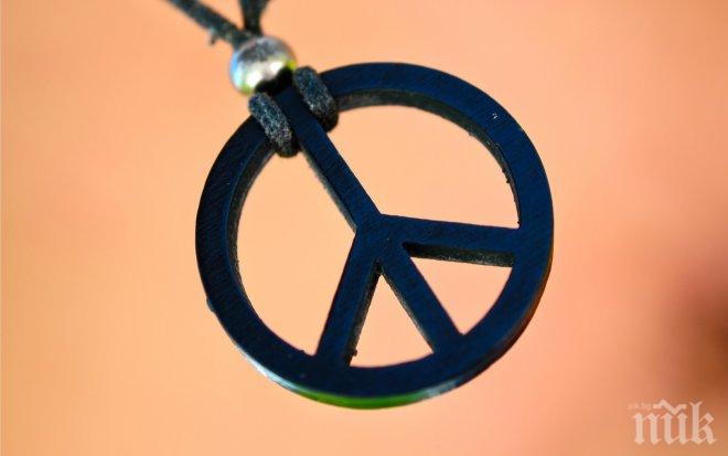 Гигантски знак на мира в Гърция  от спасителни жилетки