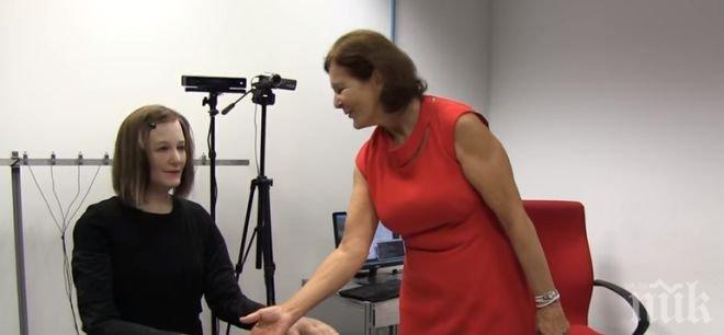 Роботът започва работа на рецепцията в университет (видео)