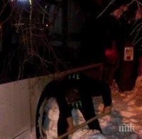 Автобус затъна в преспите край варненско село (снимки)