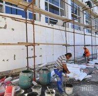 Падна външната топлоизолация на училище в Бургас
