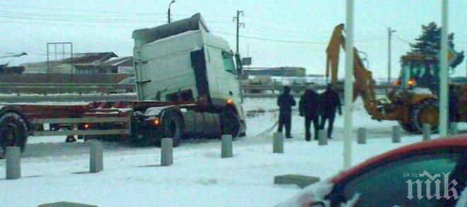 ТИР аварира на изхода на Бургас (снимки)