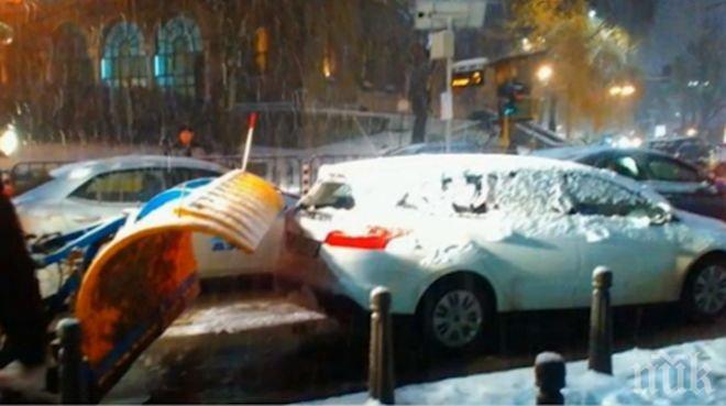 Снегорин удари кола в София