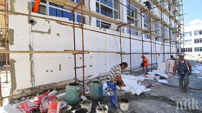 Падна външната топлоизолация на училище в Бургас
