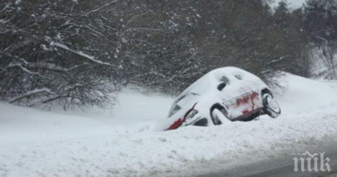 Кола се обърна в крайпътна канавка: Петима души са ранени