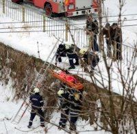 Ледът атакува! Жена се размина на косъм от сигурна смърт, след като падна в река