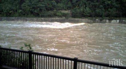 продължава повишението речните нива страната