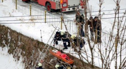 ледът атакува жена размина косъм сигурна смърт падна река