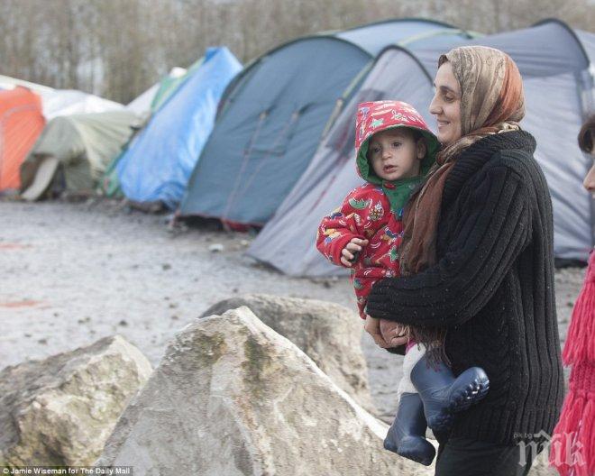 Студ скова бежански лагер в Латакия, хиляди бедстват