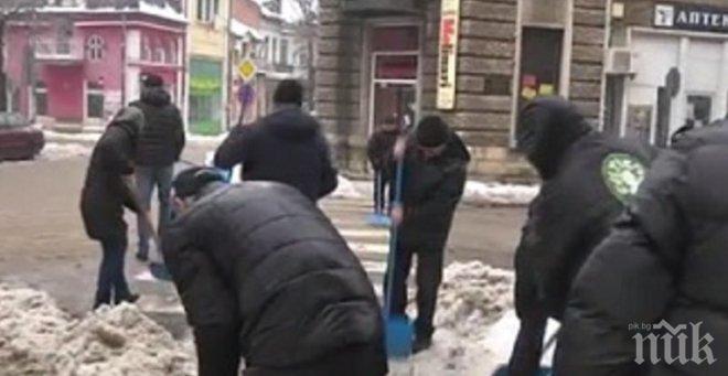 Кмет накара общинарите да чистят сняг