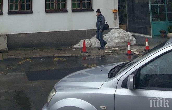 Парче от фасадата на сграда падна в Бургас - едва не уби бременна жена (снимки)