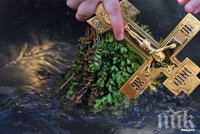 Евгени Григоров от село Козар Белене извади кръста от река Осъм край Левски
