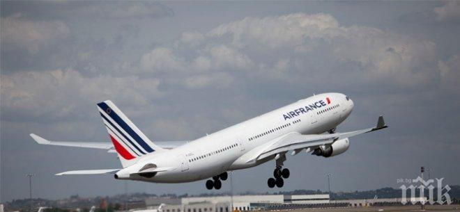 Опасност! Самолет едва не се разби на пистата при кацане