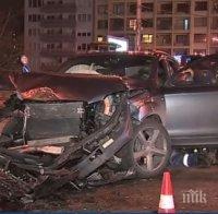 Ексклузивно! Вижте кадри от мелето, при което автобус мина на червено и помете три коли в София (снимки)