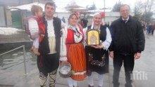 Окъпаха шест млади булки в Карлово за Ивановден