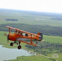 Британка повтори исторически полет с биплан