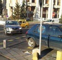 Катастрофа в Бургас! Жена отнесе „Форд“ на подземната улица в града (снимки)