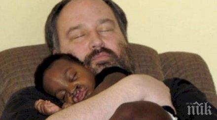 техните деца загиват автомобилна катастрофа три години късно таткото среща изоставено дете осъзнава