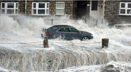 шок милиарда лири щетите новогодишните бури наводнения великобритания