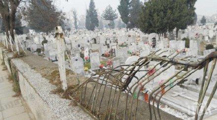 петричанка роми ползват гробищния парк тоалетна свикнахме поругават паметта близките гледка онемях