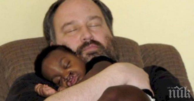 Техните деца загиват в автомобилна катастрофа. Три години по-късно таткото среща изоставено дете и осъзнава...