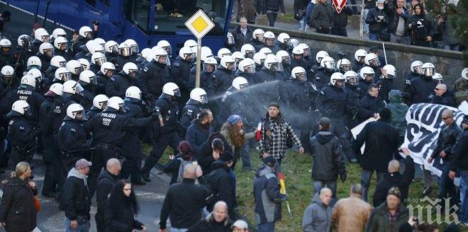 Двама полицаи са ранени при безредиците в Кьолн