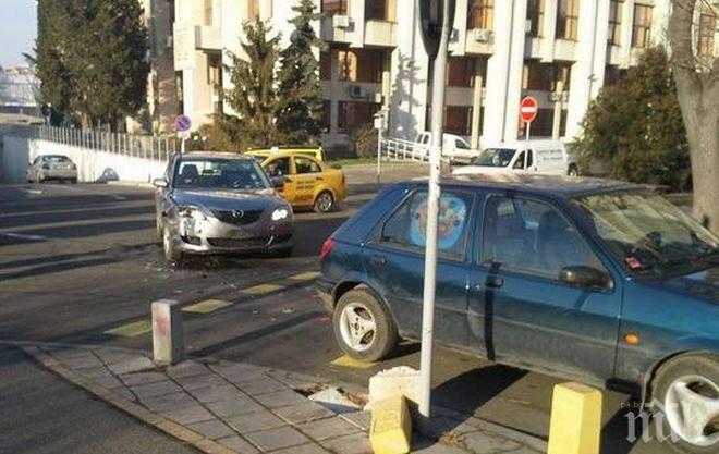 Катастрофа в Бургас! Жена отнесе „Форд“ на подземната улица в града (снимки)