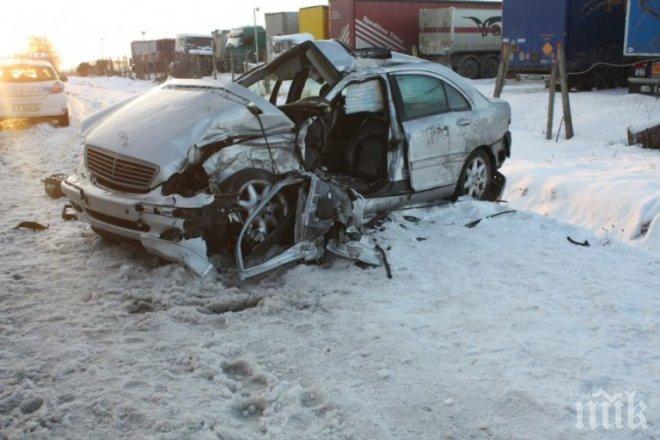 Шофьор заби спортния си автомобил в нива край Мъглиж