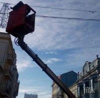 Демонтират коледната украса в Пловдив
