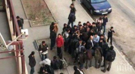 жителите овча купел паника бежанците хвърлят камъни бият