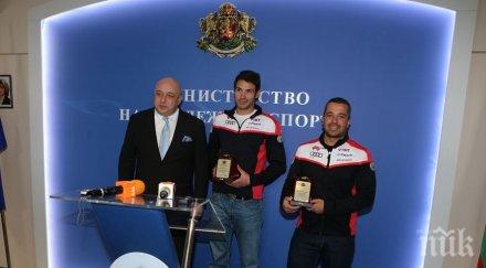 министър кралев връчи почетен плакет сноубордиста радослав янков